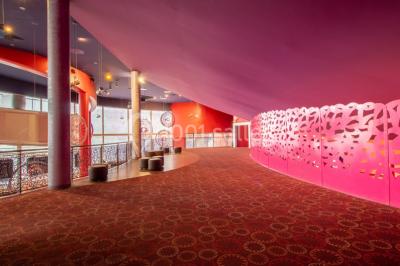 Miniature Location salle Champs-sur-Marne (Seine-et-Marne) - Pathé Disney Village #5 Salle de cinéma vide avec des rangées de sièges rouges, éclairage tamisé et écran en fond.