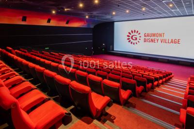 Miniature Location salle Champs-sur-Marne (Seine-et-Marne) - Pathé Disney Village #2 Salle de cinéma vide avec des rangées de sièges rouges, éclairage tamisé et écran en fond.