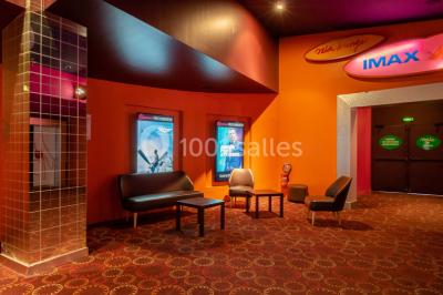 Miniature Location salle Champs-sur-Marne (Seine-et-Marne) - Pathé Disney Village #10 Salle de cinéma vide avec des rangées de sièges rouges, éclairage tamisé et écran en fond.