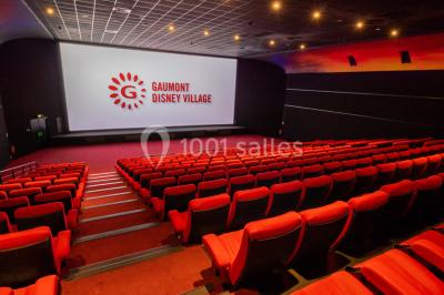 Miniature Location salle Champs-sur-Marne (Seine-et-Marne) - Pathé Disney Village #19 Salle de cinéma vide avec des rangées de sièges rouges, éclairage tamisé et écran en fond.