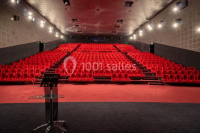 Miniature Location salle Champs-sur-Marne (Seine-et-Marne) - Pathé Disney Village #20 Salle de cinéma vide avec des rangées de sièges rouges, éclairage tamisé et écran en fond.