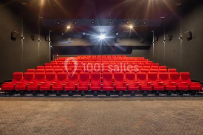 Miniature Location salle Levallois-Perret (Hauts-de-Seine) - Pathé Levallois #2 Salle de cinéma vide avec rangées de fauteuils rouges, éclairage tamisé et écran non visible à l'avant.