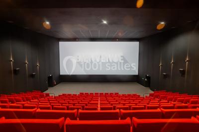 Miniature Location salle Levallois-Perret (Hauts-de-Seine) - Pathé Levallois #17 Salle de cinéma vide avec rangées de fauteuils rouges, éclairage tamisé et écran non visible à l'avant.