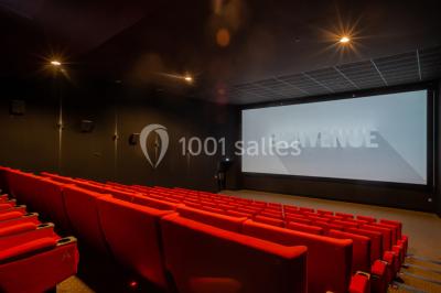 Miniature Location salle Levallois-Perret (Hauts-de-Seine) - Pathé Levallois #12 Salle de cinéma vide avec rangées de fauteuils rouges, éclairage tamisé et écran non visible à l'avant.