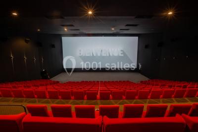Miniature Location salle Levallois-Perret (Hauts-de-Seine) - Pathé Levallois #1 Salle de cinéma vide avec rangées de fauteuils rouges, éclairage tamisé et écran non visible à l'avant.