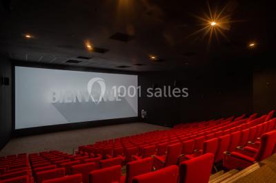 Miniature Location salle Levallois-Perret (Hauts-de-Seine) - Pathé Levallois #15 Salle de cinéma vide avec rangées de fauteuils rouges, éclairage tamisé et écran non visible à l'avant.