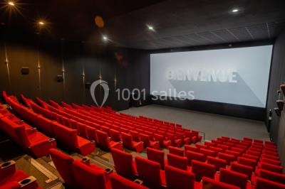 Miniature Location salle Levallois-Perret (Hauts-de-Seine) - Pathé Levallois #4 Salle de cinéma vide avec rangées de fauteuils rouges, éclairage tamisé et écran non visible à l'avant.