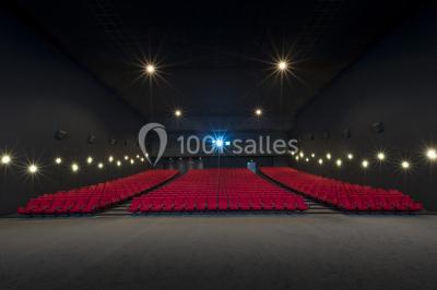 Miniature Location salle Ivry-sur-Seine (Val-de-Marne) - Pathé Quai D'ivry #1 Façade d'un cinéma Pathé avec enseigne IMAX, affiches de films et entrée principale entourée de vitrages.