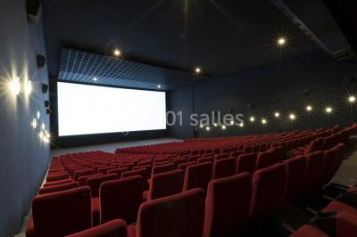 Miniature Location salle Ivry-sur-Seine (Val-de-Marne) - Pathé Quai D'ivry #3 Façade d'un cinéma Pathé avec enseigne IMAX, affiches de films et entrée principale entourée de vitrages.