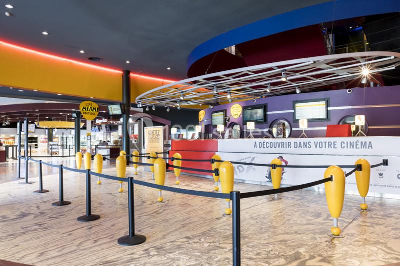 Location salle Ivry-sur-Seine (Val-de-Marne) - Pathé Quai D'ivry #8 Hall d'entrée d'un cinéma avec guichets, bornes automatiques et files d'attente délimitées par des barrières.