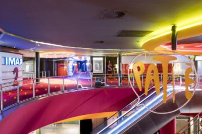 Miniature Location salle Ivry-sur-Seine (Val-de-Marne) - Pathé Quai D'ivry #5 Façade d'un cinéma Pathé avec enseigne IMAX, affiches de films et entrée principale entourée de vitrages.