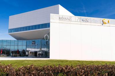 Miniature Location salle Lieusaint (Seine-et-Marne) - Pathé Carre Senart #14 Façade d'un bâtiment moderne avec des enseignes de cinéma IMAX et 4DX, entouré d'une pelouse et d'arbustes.