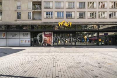 Miniature Location salle Boulogne-Billancourt (Hauts-de-Seine) - Pathé Boulogne #21 Façade d'un cinéma Pathé avec une affiche du film ’Guy’ et des vitrines donnant sur une place pavée.