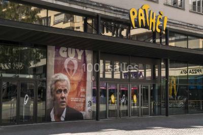 Miniature Location salle Boulogne-Billancourt (Hauts-de-Seine) - Pathé Boulogne #7 Façade d'un cinéma Pathé avec une affiche du film ’Guy’ et des vitrines donnant sur une place pavée.