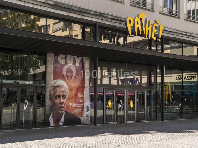 Location salle Boulogne-Billancourt (Hauts-de-Seine) - Pathé Boulogne #7 Façade d'un cinéma Pathé avec une affiche du film ’Guy’ visible près de l'entrée vitrée.