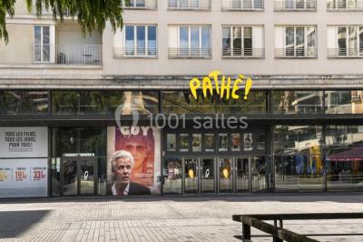 Miniature Location salle Boulogne-Billancourt (Hauts-de-Seine) - Pathé Boulogne #24 Façade d'un cinéma Pathé avec une affiche du film ’Guy’ et des vitrines donnant sur une place pavée.