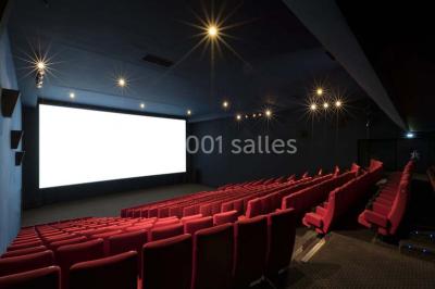 Miniature Location salle Boulogne-Billancourt (Hauts-de-Seine) - Pathé Boulogne #4 Façade d'un cinéma Pathé avec une affiche du film ’Guy’ et des vitrines donnant sur une place pavée.