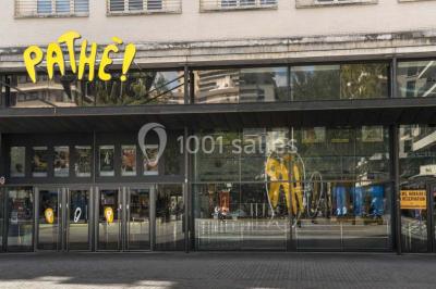 Miniature Location salle Boulogne-Billancourt (Hauts-de-Seine) - Pathé Boulogne #17 Façade d'un cinéma Pathé avec une affiche du film ’Guy’ et des vitrines donnant sur une place pavée.