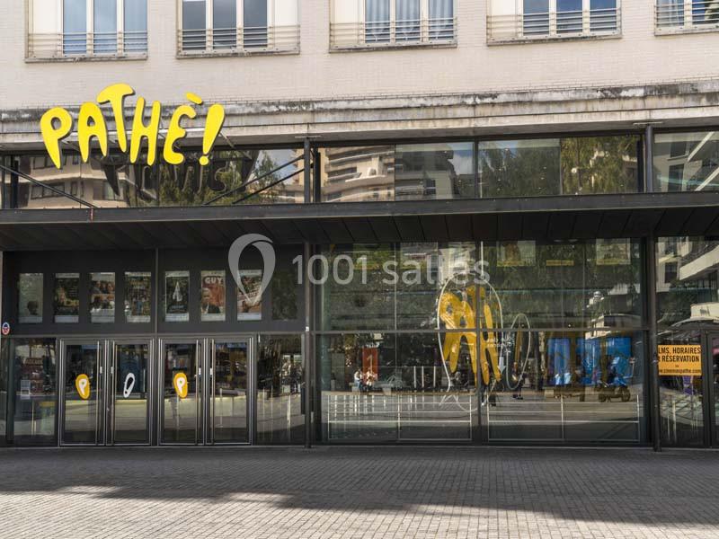 Location salle Boulogne-Billancourt (Hauts-de-Seine) - Pathé Boulogne #17 Façade vitrée d'un cinéma Pathé avec affiches de films visibles à l'intérieur et trottoir au premier plan.