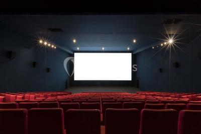 Miniature Location salle Boulogne-Billancourt (Hauts-de-Seine) - Pathé Boulogne #15 Façade d'un cinéma Pathé avec une affiche du film ’Guy’ et des vitrines donnant sur une place pavée.