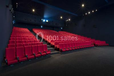 Miniature Location salle Boulogne-Billancourt (Hauts-de-Seine) - Pathé Boulogne #6 Façade d'un cinéma Pathé avec une affiche du film ’Guy’ et des vitrines donnant sur une place pavée.