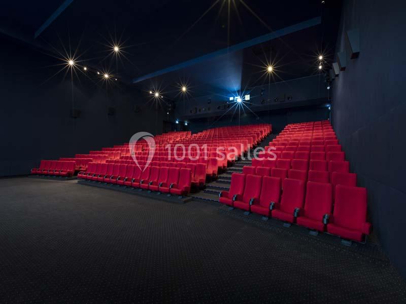 Location salle Boulogne-Billancourt (Hauts-de-Seine) - Pathé Boulogne #19 Salle de cinéma vide avec des rangées de sièges rouges et un éclairage tamisé.
