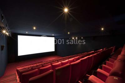 Miniature Location salle Boulogne-Billancourt (Hauts-de-Seine) - Pathé Boulogne #8 Façade d'un cinéma Pathé avec une affiche du film ’Guy’ et des vitrines donnant sur une place pavée.