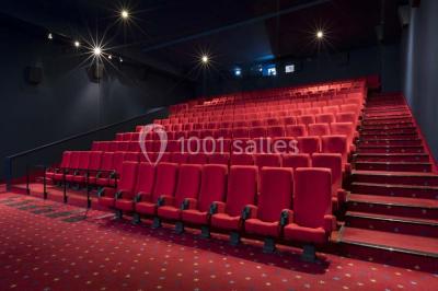 Miniature Location salle Boulogne-Billancourt (Hauts-de-Seine) - Pathé Boulogne #16 Façade d'un cinéma Pathé avec une affiche du film ’Guy’ et des vitrines donnant sur une place pavée.