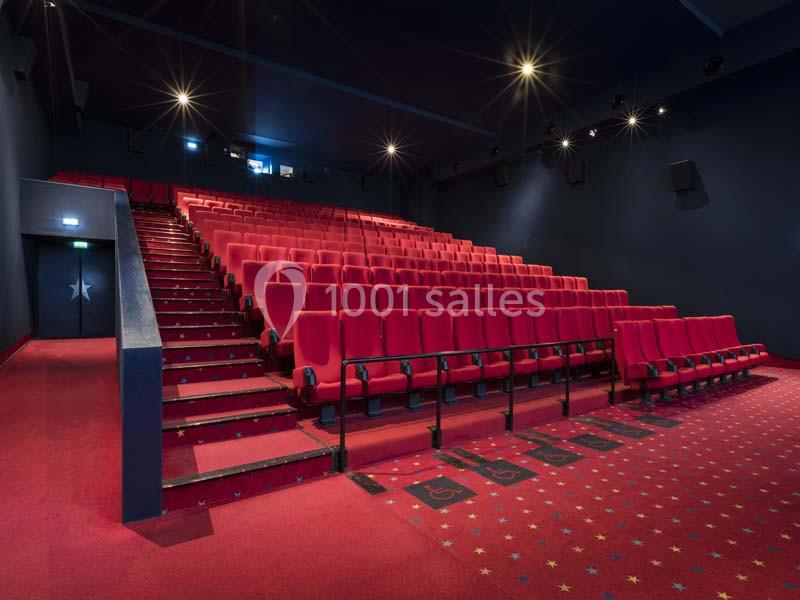 Location salle Boulogne-Billancourt (Hauts-de-Seine) - Pathé Boulogne #20 Salle de cinéma vide avec des rangées de sièges rouges et un sol recouvert de moquette rouge à motifs.