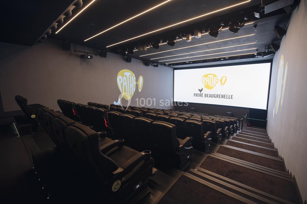 Salle de cinéma moderne avec sièges inclinables, écran allumé affichant le logo ’Pathé Beaugrenelle’.