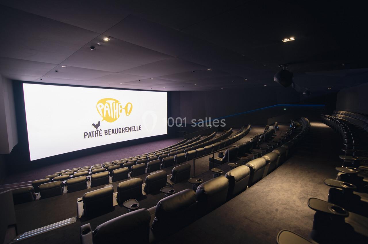 Salle de cinéma moderne avec sièges en cuir et grand écran affichant le logo ’Pathé Beaugrenelle’.