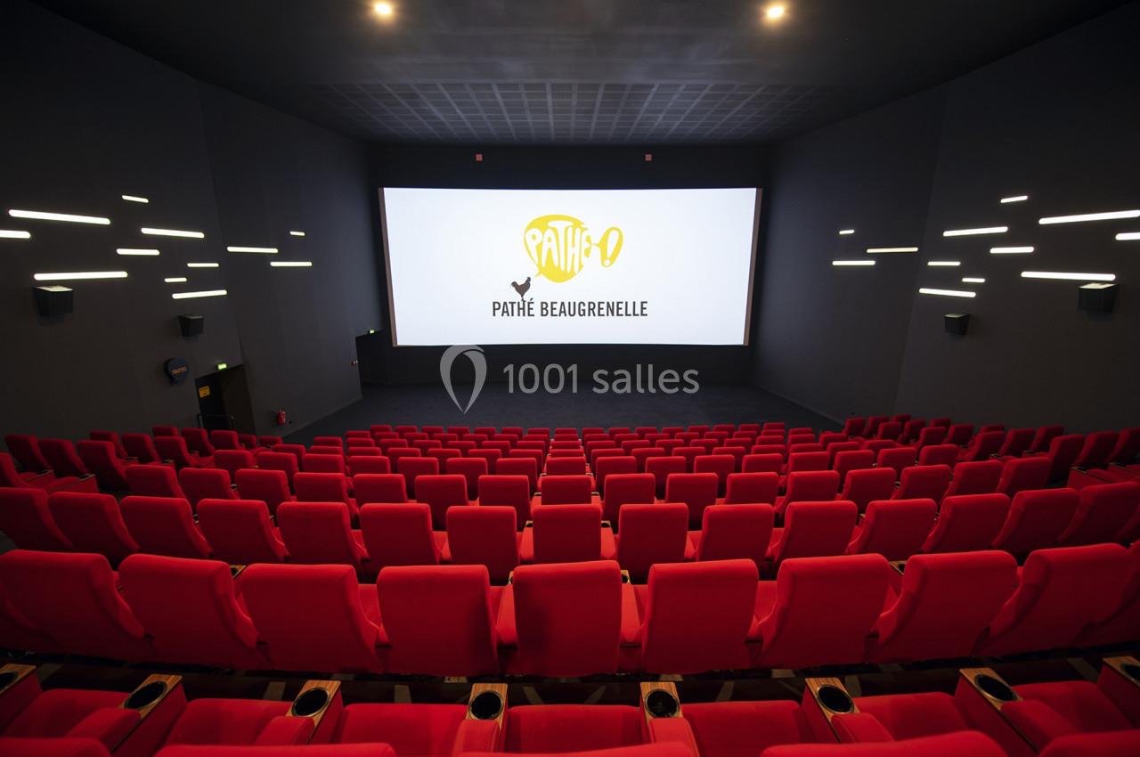 Salle de cinéma vide avec des rangées de sièges rouges face à un grand écran affichant le logo Pathé Beaugrenelle.