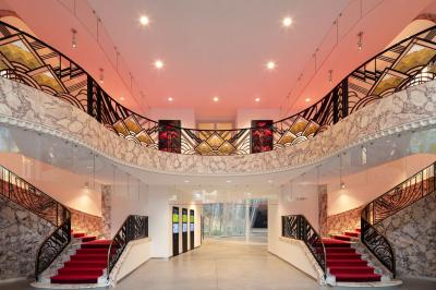 Miniature Location salle Paris 9 (Paris) - Pathé Palace  #2 Salle de cinéma moderne avec sièges en cuir marron disposés en gradins et éclairage tamisé.