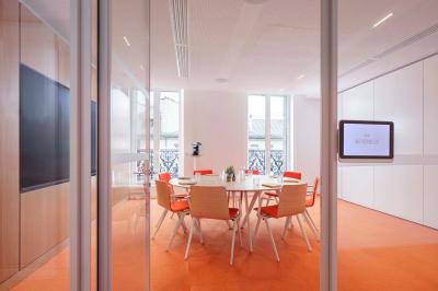 Miniature Location salle Paris 9 (Paris) - Pathé Palace  #5 Salle de cinéma moderne avec sièges en cuir marron disposés en gradins et éclairage tamisé.