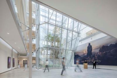Miniature Location salle Paris 9 (Paris) - Pathé Palace  #3 Salle de cinéma moderne avec sièges en cuir marron disposés en gradins et éclairage tamisé.