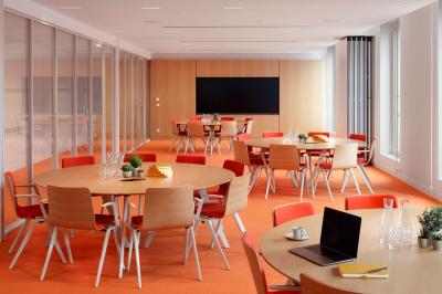 Miniature Location salle Paris 9 (Paris) - Pathé Palace  #4 Salle de cinéma moderne avec sièges en cuir marron disposés en gradins et éclairage tamisé.