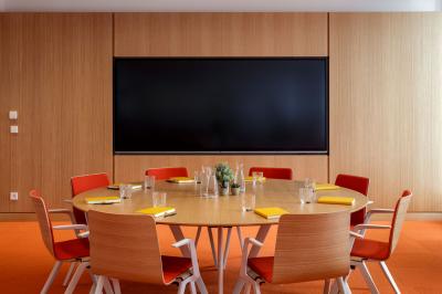 Miniature Location salle Paris 9 (Paris) - Pathé Palace  #6 Salle de cinéma moderne avec sièges en cuir marron disposés en gradins et éclairage tamisé.