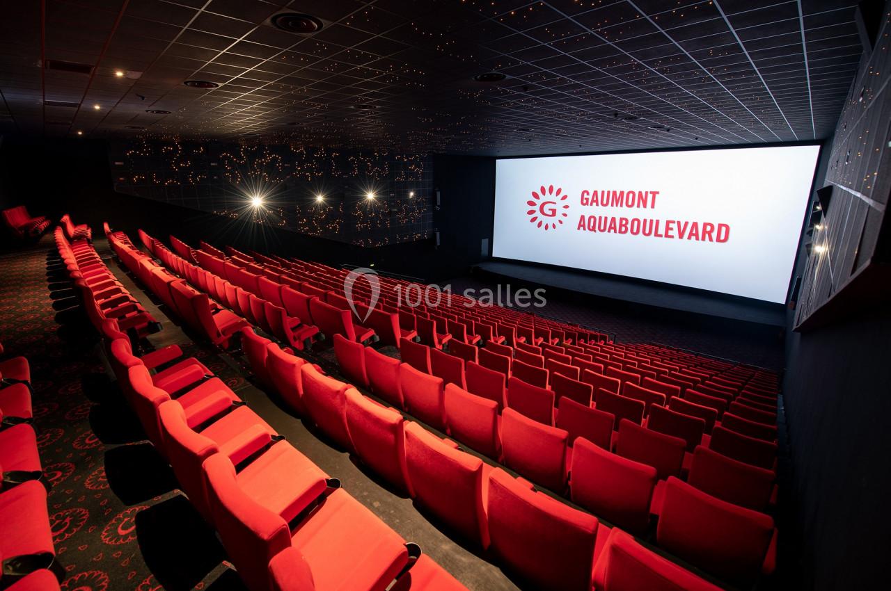 Location salle Paris 15 (Paris) - Pathé Aquaboulevard #4 Salle de cinéma avec rangées de sièges rouges vides, grand écran affichant ’Gaumont Aquaboulevard’.