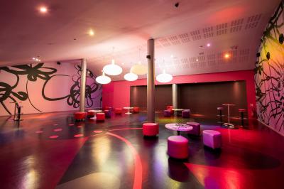 Miniature Location salle Paris 15 (Paris) - Pathé Aquaboulevard #5 Salle de cinéma vide avec des rangées de fauteuils rouges et un plafond décoré de lumières étoilées.