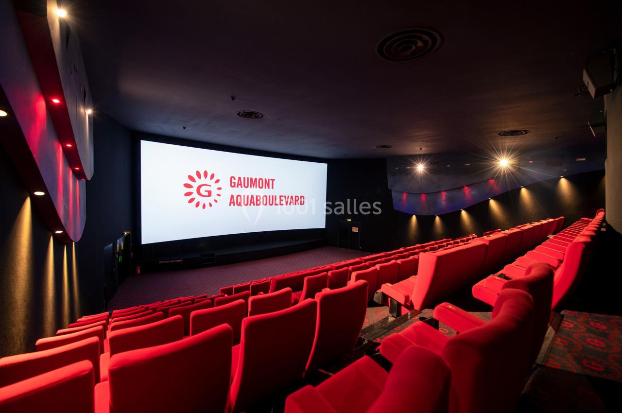 Location salle Paris 15 (Paris) - Pathé Aquaboulevard #8 Salle de cinéma vide avec des rangées de sièges rouges et un écran affichant ’Gaumont Aquaboulevard’.