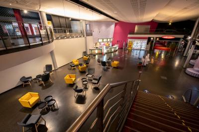 Miniature Location salle Paris 15 (Paris) - Pathé Aquaboulevard #9 Salle de cinéma vide avec des rangées de fauteuils rouges et un plafond décoré de lumières étoilées.