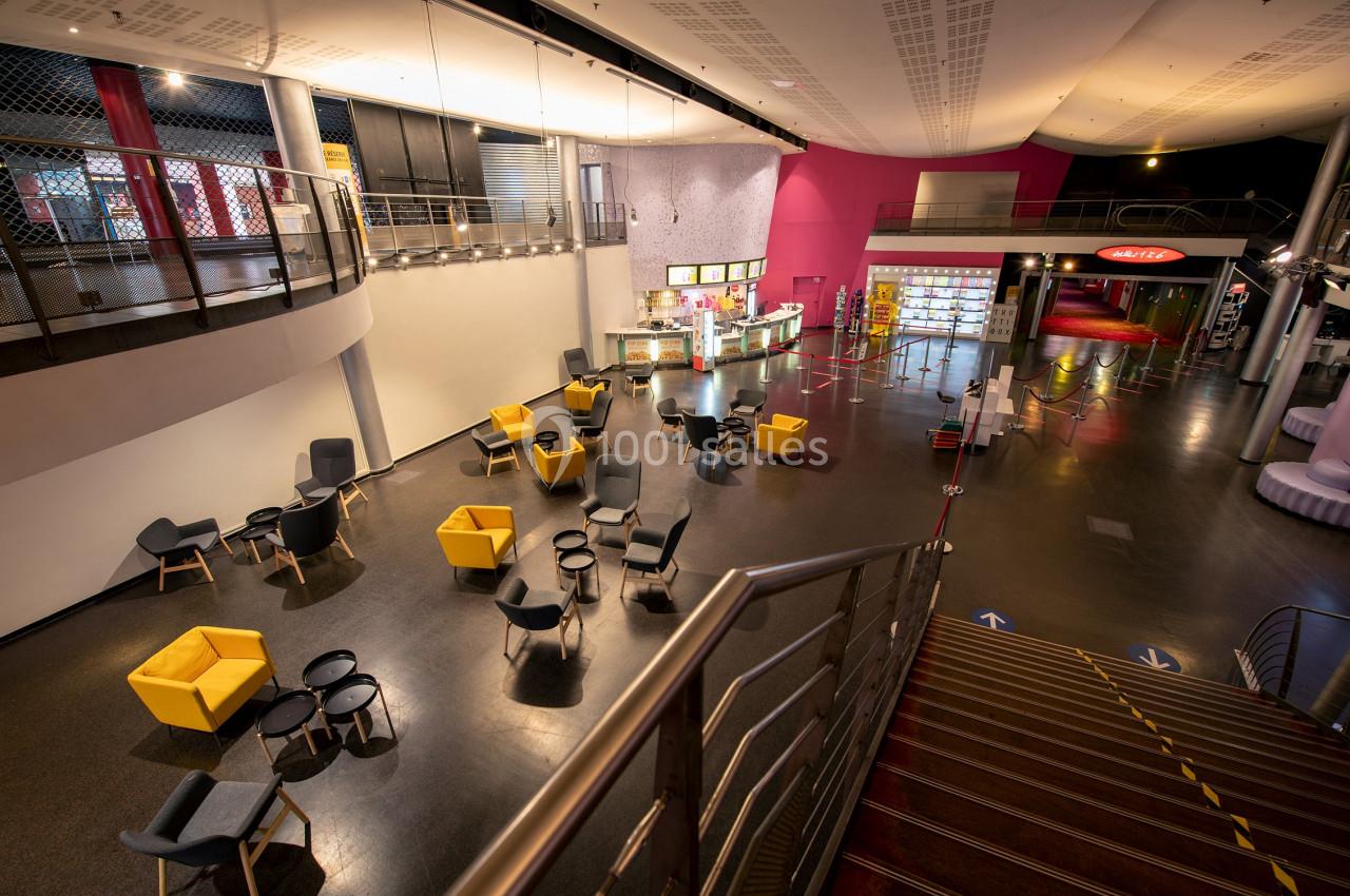 Location salle Paris 15 (Paris) - Pathé Aquaboulevard #9 Hall d'entrée spacieux avec des sièges colorés, un comptoir de restauration et un escalier au premier plan.