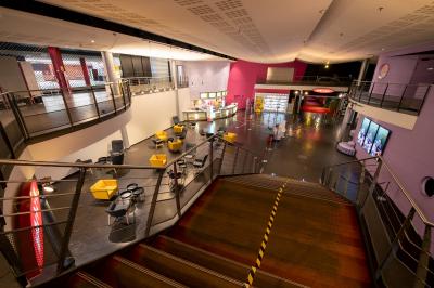 Miniature Location salle Paris 15 (Paris) - Pathé Aquaboulevard #11 Salle de cinéma vide avec des rangées de fauteuils rouges et un plafond décoré de lumières étoilées.