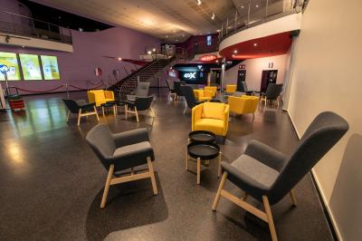 Miniature Location salle Paris 15 (Paris) - Pathé Aquaboulevard #12 Salle de cinéma vide avec des rangées de fauteuils rouges et un plafond décoré de lumières étoilées.