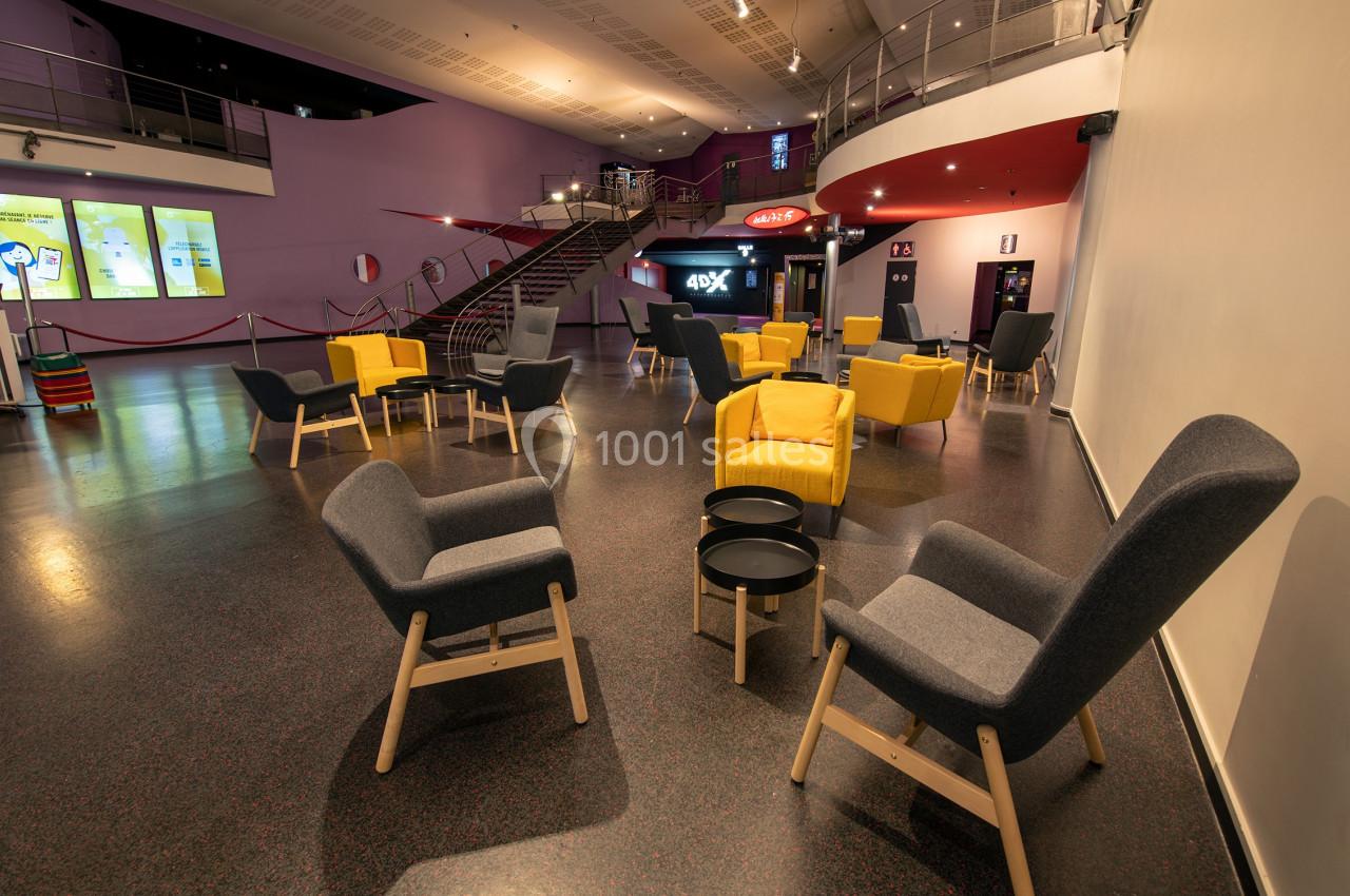 Location salle Paris 15 (Paris) - Pathé Aquaboulevard #12 Espace d'attente moderne avec fauteuils gris et jaunes, tables basses noires et éclairage intérieur chaleureux.