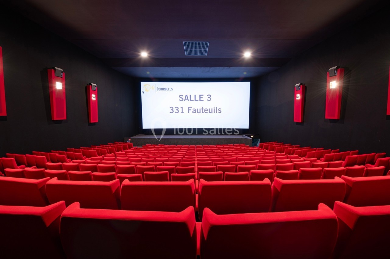 Salle de cinéma vide avec des rangées de fauteuils rouges et un écran affichant ’Salle 3 - 331 fauteuils’.