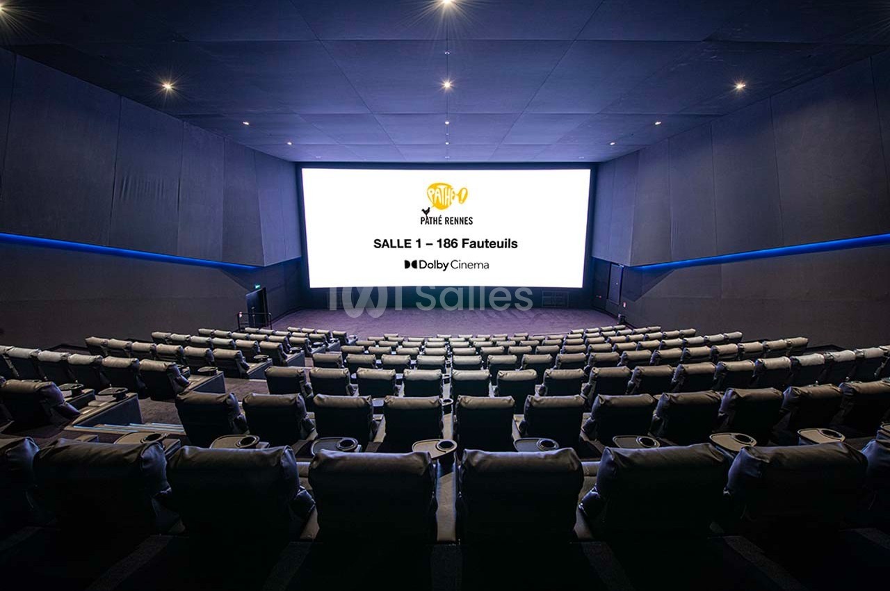 Salle de cinéma moderne avec sièges inclinables, écran géant affichant des informations sur la salle et le système Dolby…