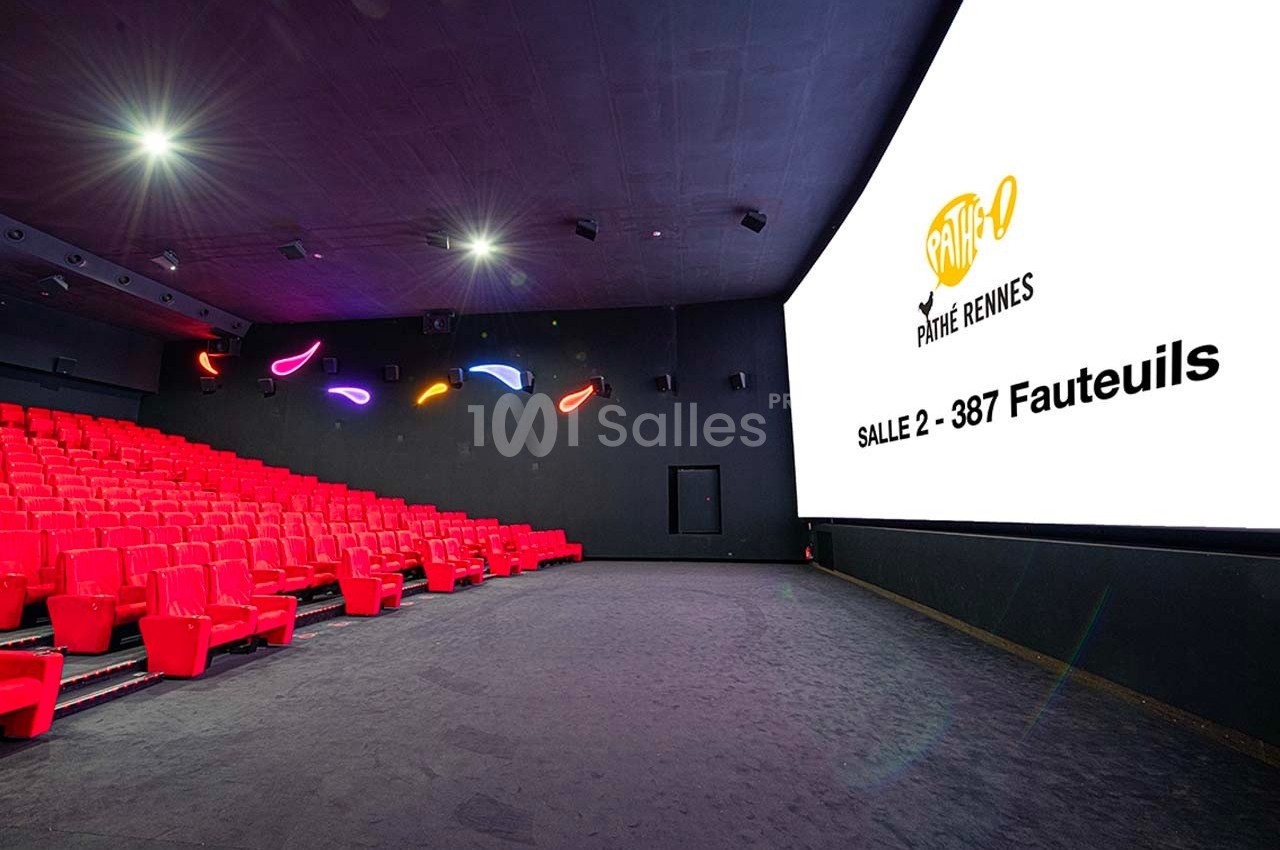 Salle de cinéma moderne avec fauteuils rouges, écran géant affichant ’Pathé Rennes, Salle 2 - 387 fauteuils’.