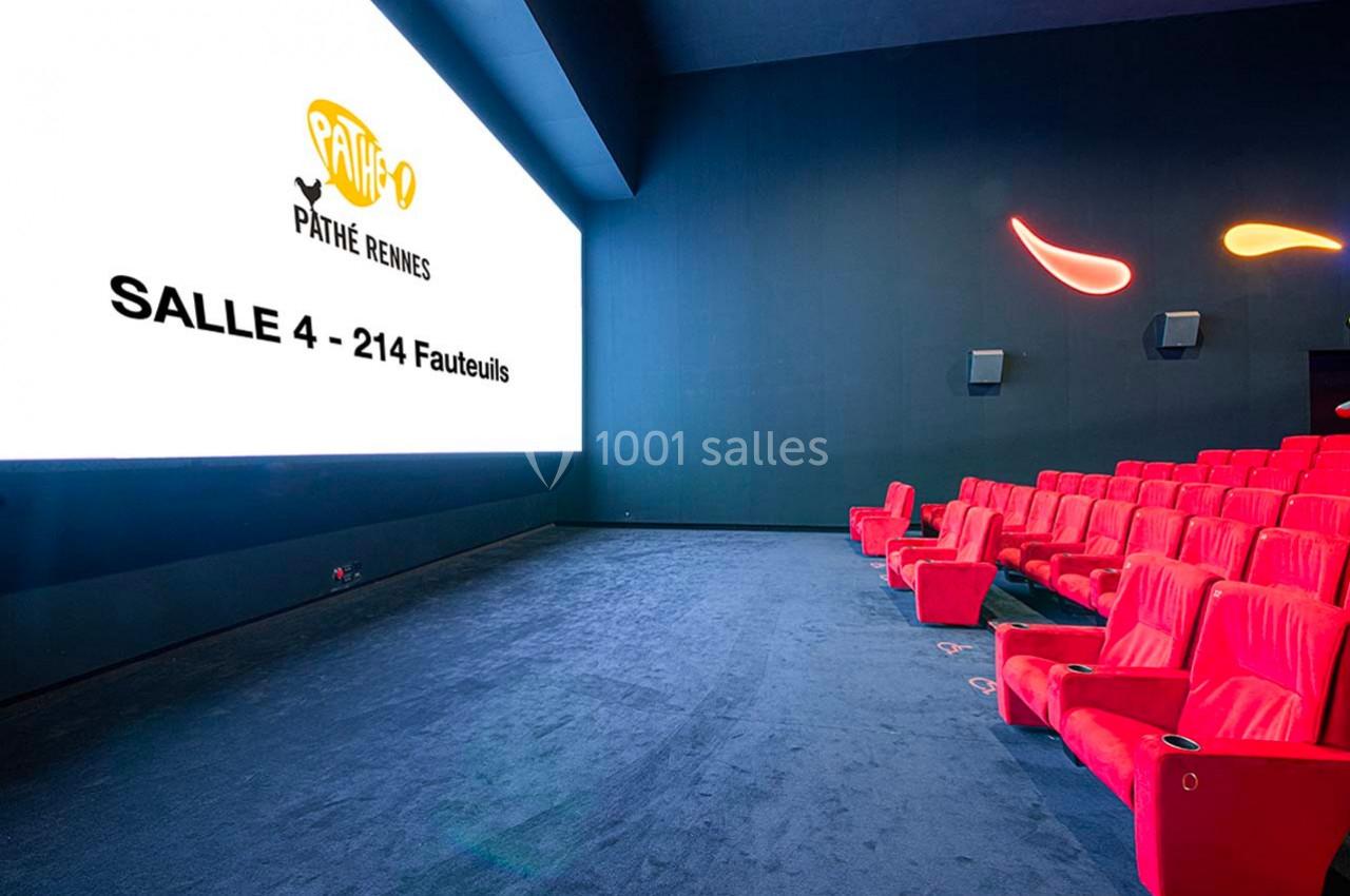 Salle de cinéma moderne avec écran géant, sièges rouges alignés et moquette bleue, affichant ’Pathé Rennes, Salle 4’.