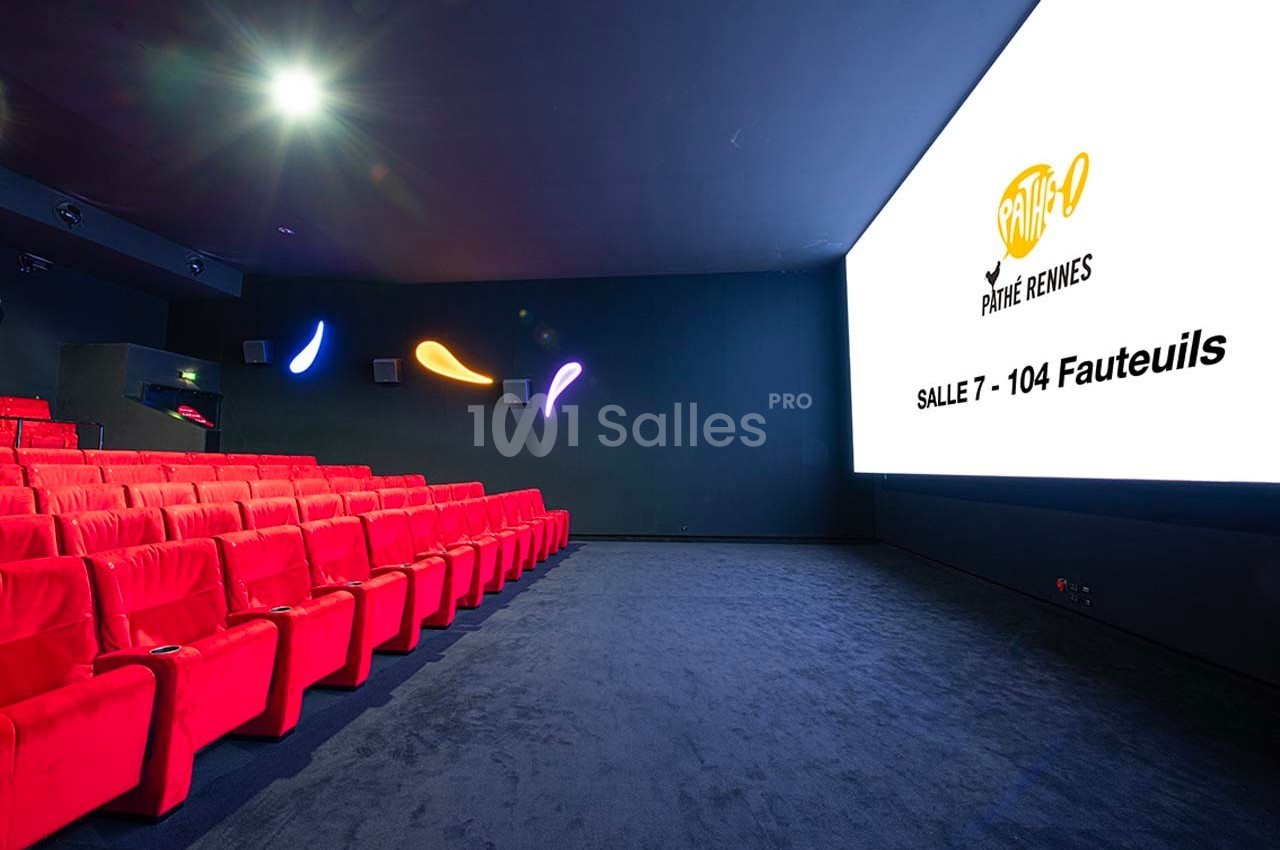 Salle de cinéma moderne avec fauteuils rouges, écran blanc affichant ’Pathé Rennes, Salle 7 - 104 fauteuils’.
